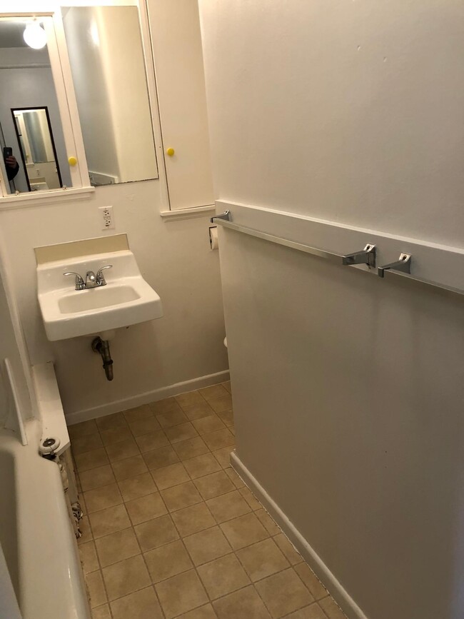 Full bath - 3104 N 8th St