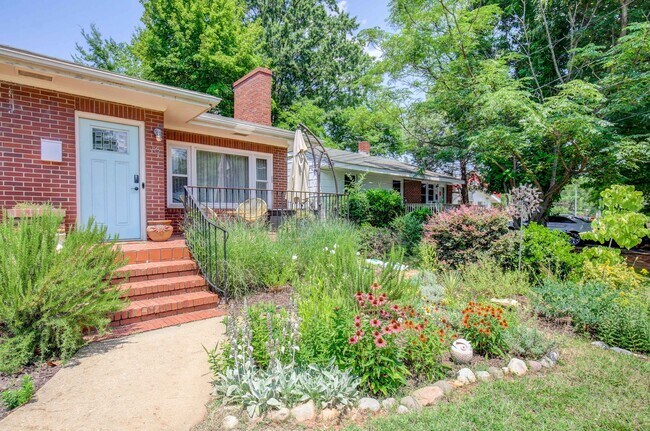 Building Photo - Adorable 3 bedroom ranch with fenced yard!