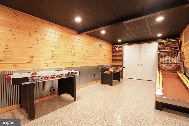 Building Photo - 371 Green Tree Dr