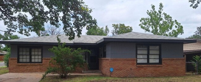 Building Photo - $0 First Month's Rent / $0 Deposit at Move-in