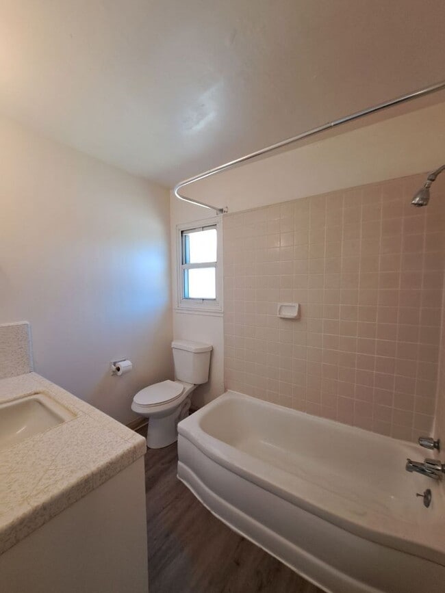 Building Photo - Amazing 3 Bedroom Home Near Cedar and Gett...
