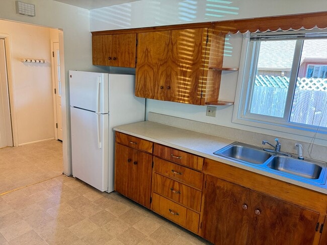 Building Photo - 1-bdroom, 1-bathroom duplex near Marie Jacob's Park!