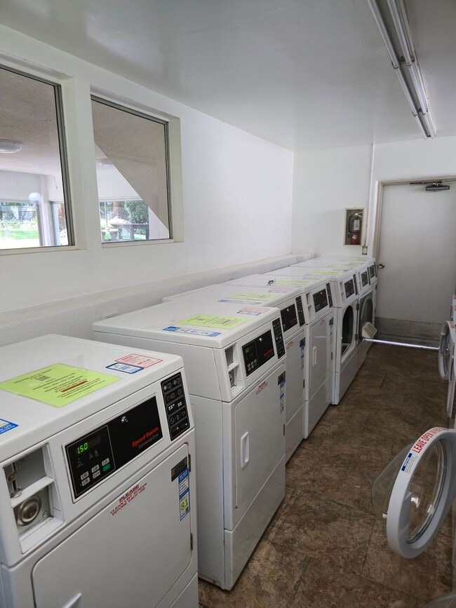 Building Photo - Playa Del Rey 1 bedroom apartment in Large outdoor community