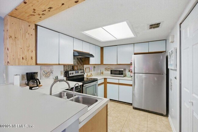 Building Photo - 901 W Defender Ct
