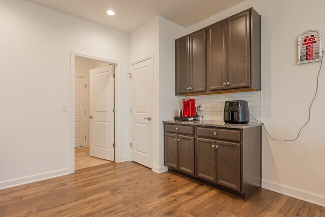 Building Photo - Modern Home with Open Floor Plan in Blacksburg