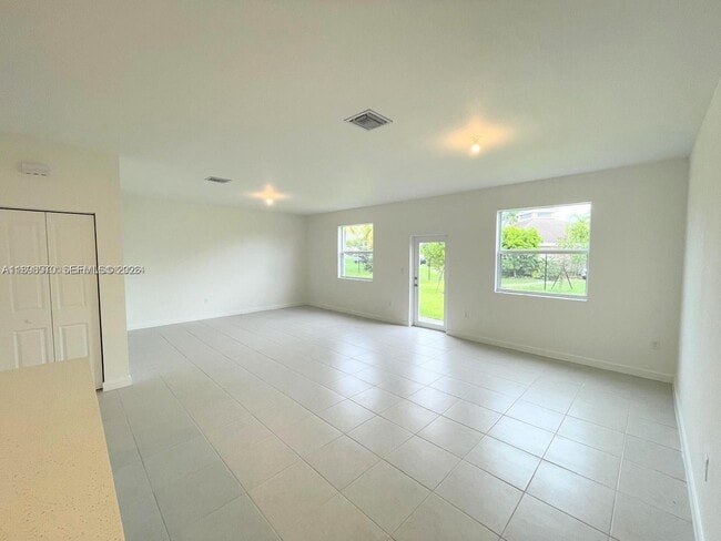 Building Photo - 2647 SE 8th Ct