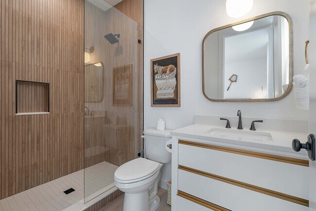 Building Photo - 30 W Castillo Dr