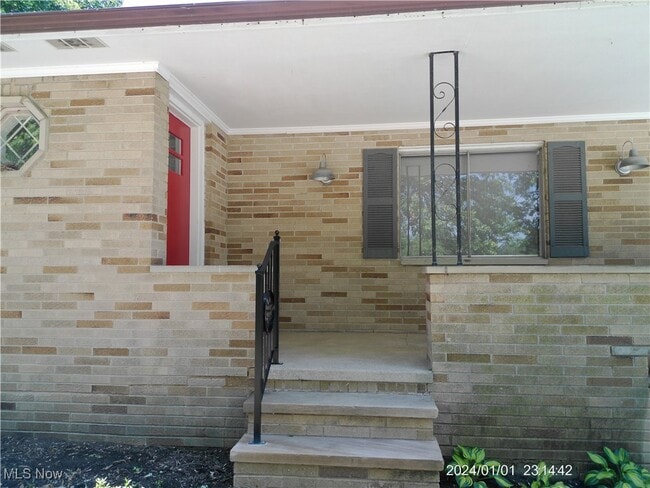Building Photo - 5192 Center Rd