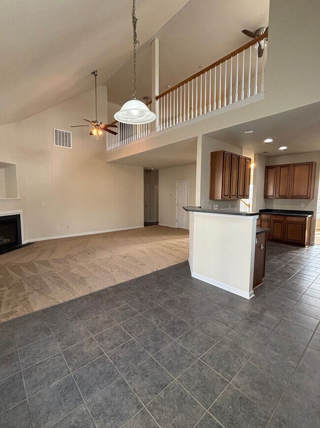 Building Photo - Spacious End Unit 3BR/2.5BA Townhouse