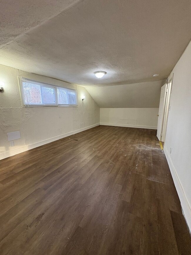 Building Photo - Spacious 4 Bedroom, 1 Bathroom Single Family Home