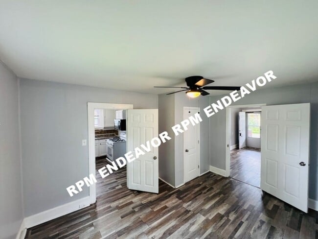 Building Photo - 2bedroom located in Hillsdale Move in Read...