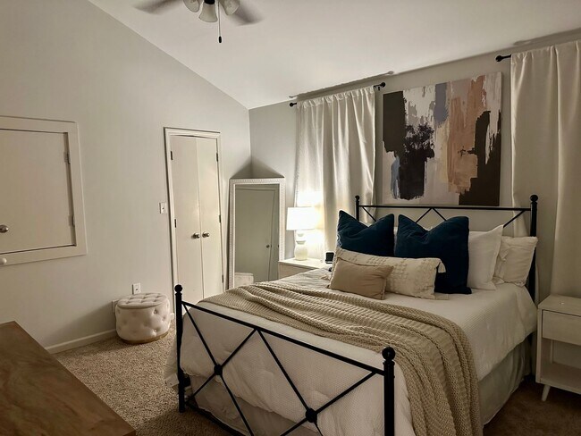 Building Photo - Townhome close to everything on Bayou Trace off Jackson St