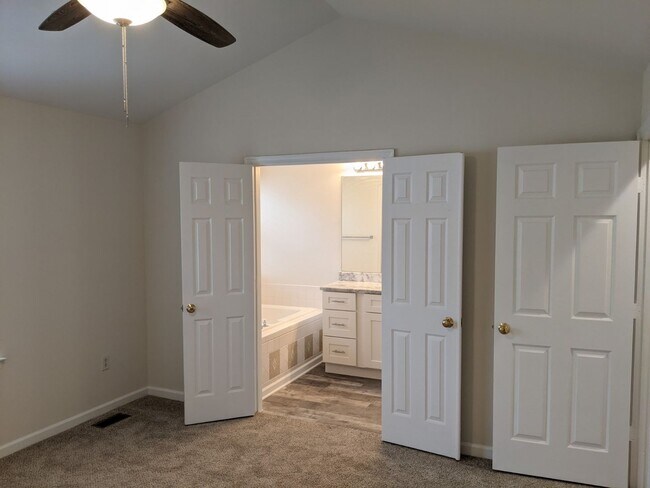 Building Photo - Completely Renovated Townhouse in establis...