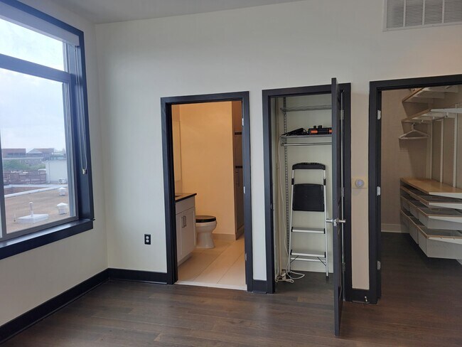 Building Photo - 2550 17th St NW