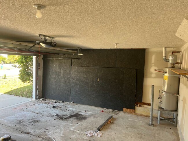 Building Photo - Available now. FULLY RENOVATED 3BR 2BA Hou...