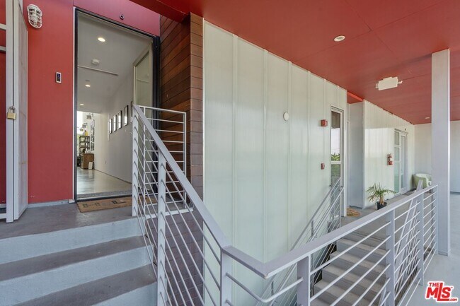 Building Photo - 611 N Bronson Ave