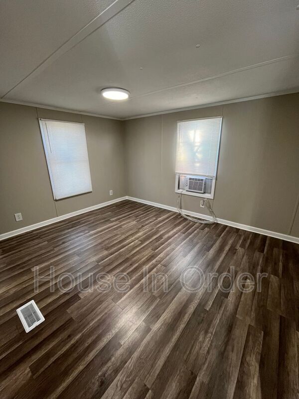 Building Photo - 14 Twin Oaks Dr