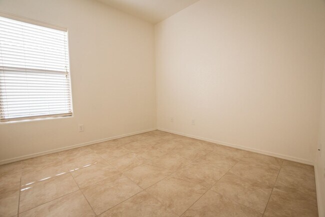 Building Photo - Charming 4 Bedroom, 3 Bath Home, with 2 Ca...