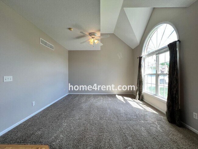 Building Photo - Wonderful Northland Home w/ Hardwood Floors and Plenty of Space!!
