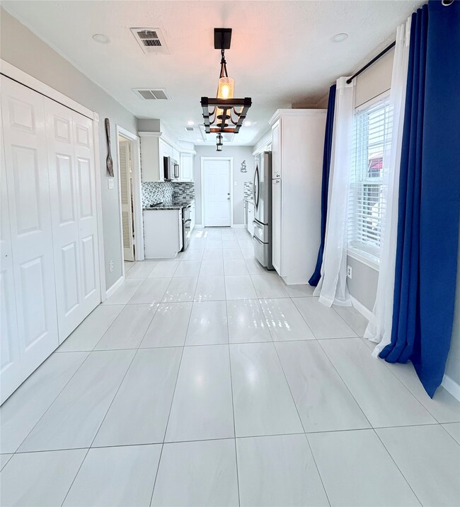 Building Photo - 6610 La Puente Dr