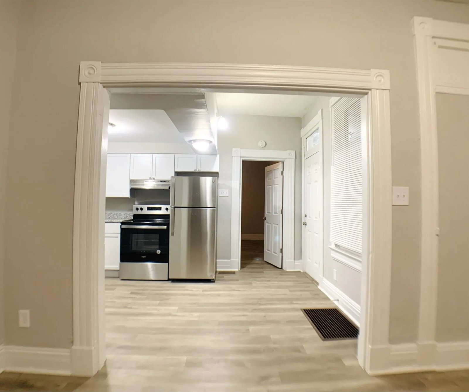 Building Photo - 313 E 16th St