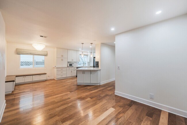 Building Photo - Luxury Living in Manhattan Beach