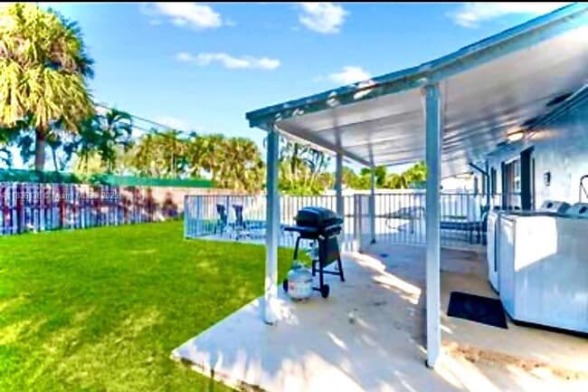 Building Photo - 2233 SE 13th St