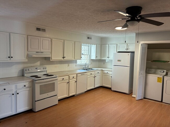 Building Photo - 3 Bed 1.5 Bath Townhouse Near Peaks View Park