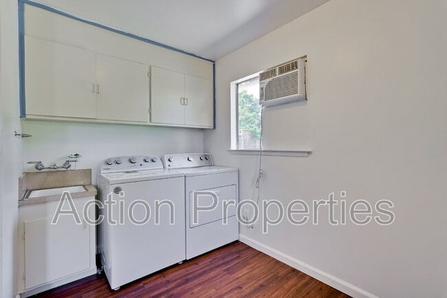 Building Photo - 306 N Clark Ave