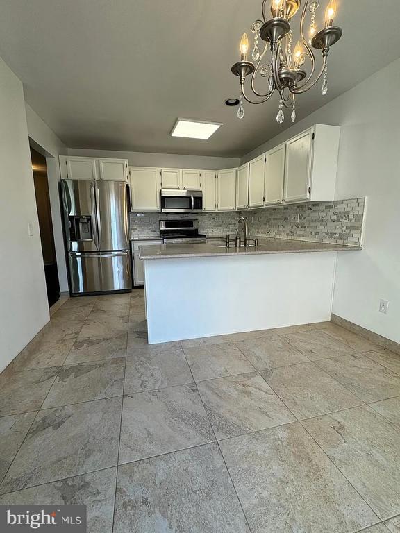 Building Photo - 518 Country Club Dr