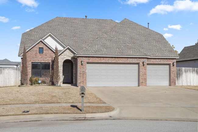 Building Photo - Stunner! This beautiful home features a spacious open floor plan with primary suite and private o...