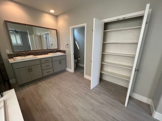 Building Photo - 2 bedroom | 2.5 bathrooms | Home in Alkali...