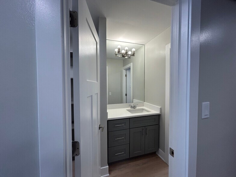 Building Photo - 1214 N La Salle Dr