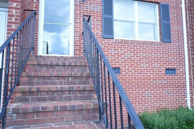 Building Photo - 832 Vine St