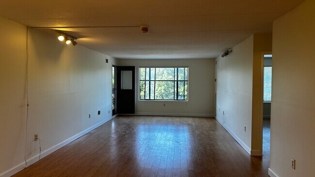 Building Photo - 1550 Worcester Rd