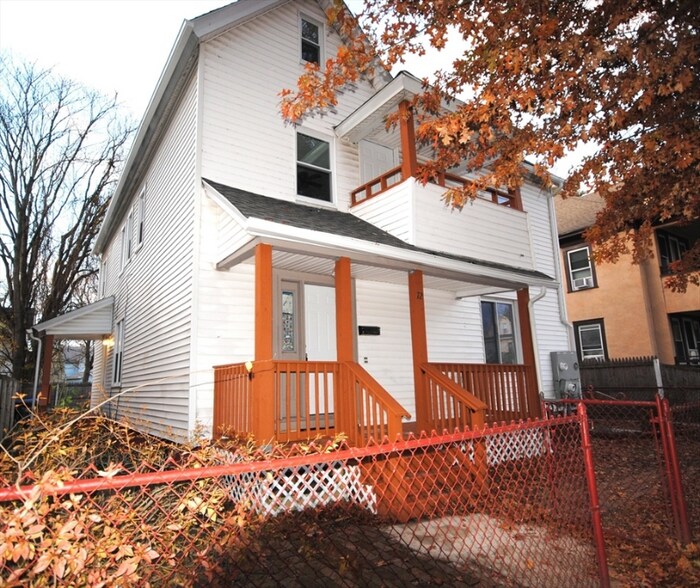 Building Photo - 72 Hall St