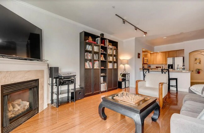 Building Photo - Bright & Spacious Condo Just One Block fro...