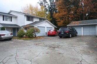 Building Photo - 3 bdrm, 2.5 bath, 2 car garage  (1 attached, 1 detached), Fenced yard, Minutes to Mall and I-5
