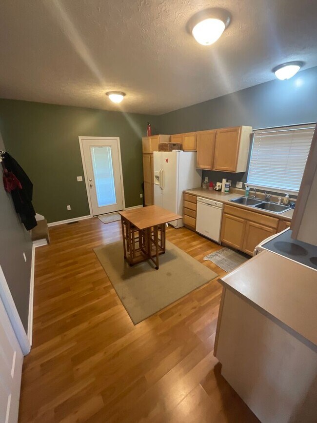 Building Photo - ****AVAILABLE AUGUST 2027**** Large 3 bed, 3 bath House with fenced yard