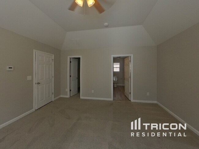 Building Photo - 528 Tulip Ln