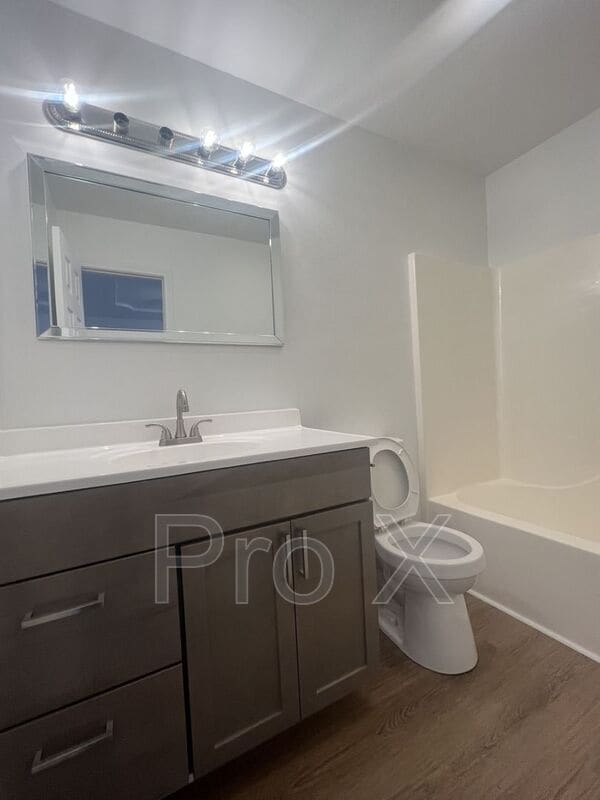 Building Photo - 2615 E 6th St