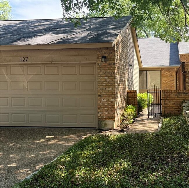 Building Photo - 7211 Lakewood Dr