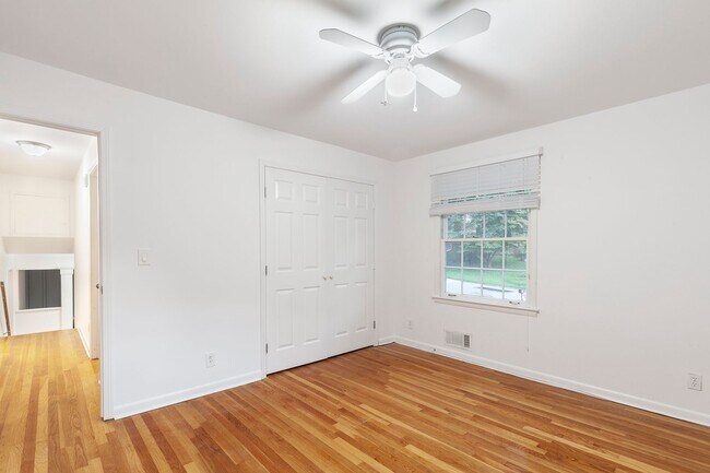 Building Photo - Spacious 3bd/2ba w/ 2 Car Garage and Large...