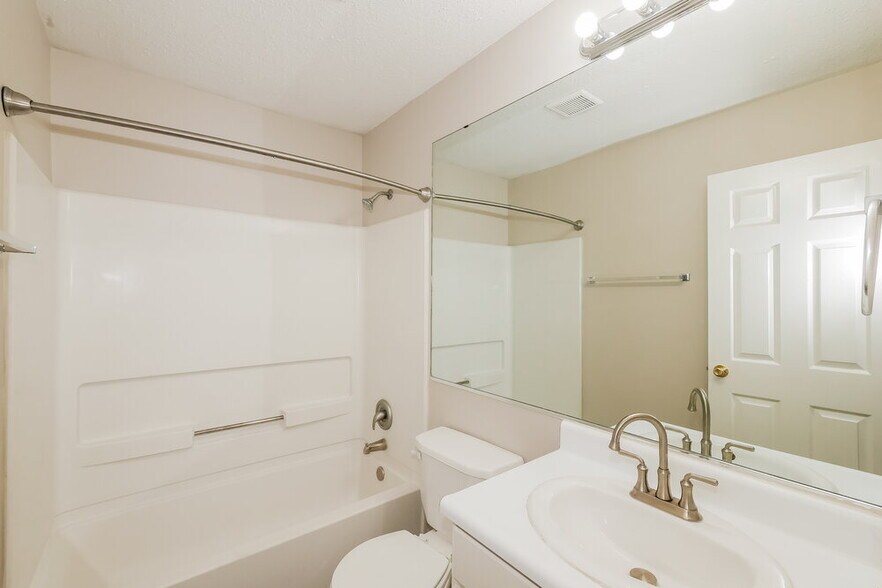 Building Photo - 7204 Parklake Pl