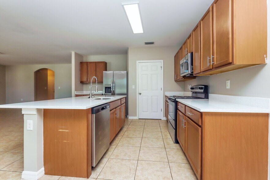 Building Photo - 2564 Surfside Blvd