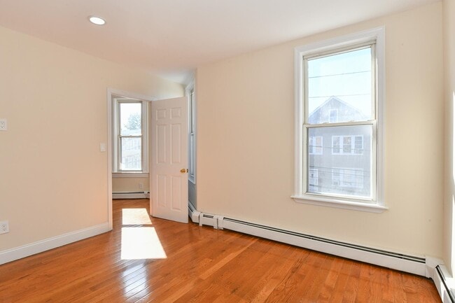 Building Photo - 1402 8TH St