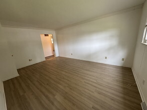 Building Photo - Main-Level 2 Bedroom 1 Bath Apartment Magic You’ll Love Coming Home To!