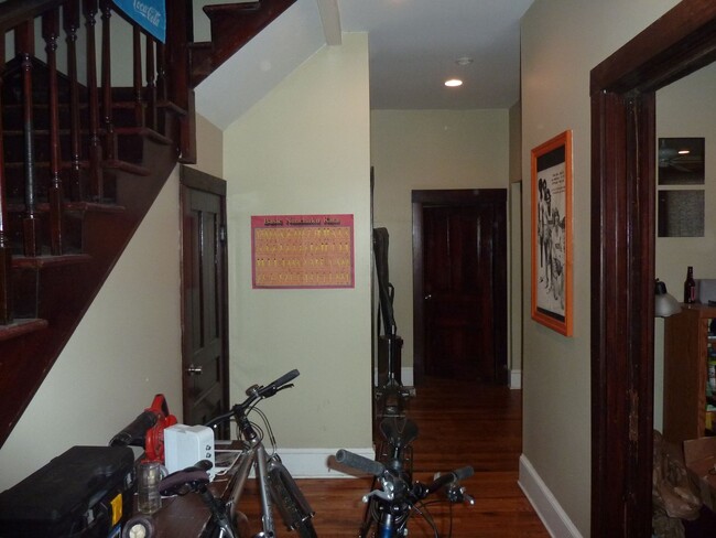 Building Photo - 4BR Red House on 17th St