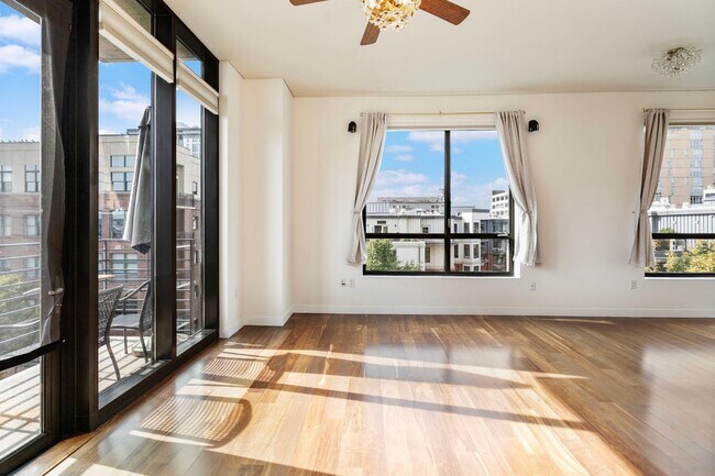 Building Photo - Park Place - 1 bed/1.5 bath/bonus room - P...
