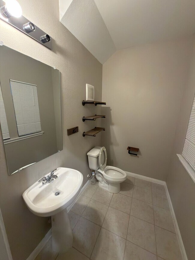 Building Photo - LARGE BEDROOMS!